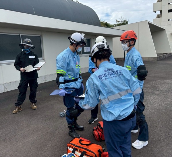 医療スタッフと活動方針を共有する消防隊員