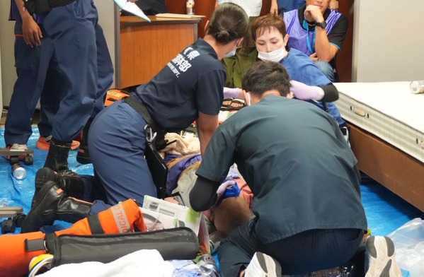 救命処置を行うチームの様子